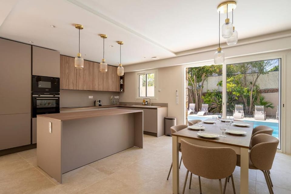 Patio, Day, Coffee/tea facilities, Kitchen or kitchenette, Dining area, Pool view, Swimming pool, dishwasher, microwave, oven, stove, sunbed