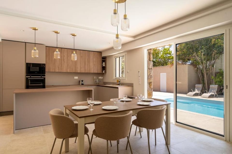Patio, Coffee/tea facilities, Kitchen or kitchenette, Dining area, Pool view, Swimming pool, dishwasher, microwave, oven, stove, sunbed