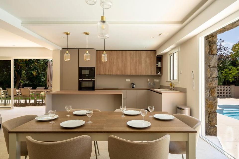 Patio, Day, Coffee/tea facilities, Kitchen or kitchenette, Dining area, Pool view, Swimming pool, dishwasher, microwave, oven, stove