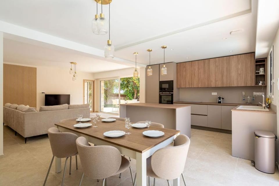 Patio, Garden, TV and multimedia, Coffee/tea facilities, Kitchen or kitchenette, Living room, Photo of the whole room, Seating area, Dining area, Garden view, dishwasher, microwave, oven, stove