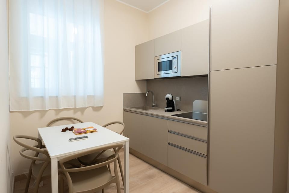 Coffee/tea facilities, Kitchen or kitchenette, Dining area, stove