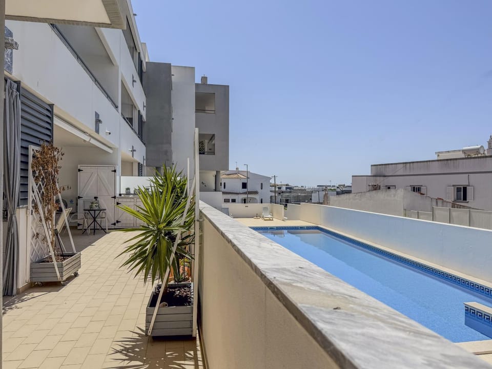 #328 Charming 2BR Albufeira Home Balcony & AC Apartment in Albufeira
