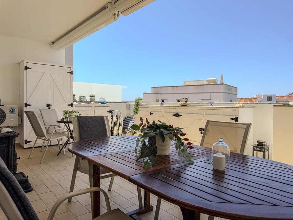 #328 Charming 2BR Albufeira Home Balcony & AC Apartment in Albufeira