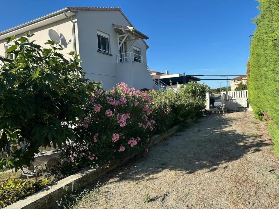 Jolie appartement, cœur de village , tout confort lumineux avec jardin Apartment in Provence