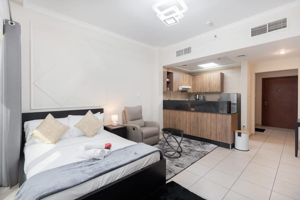 Free housekeeping visits during your stay - StayShort - Sleek Contemporary Studio in Downtown Dubai Walk to Dubai Mall Apartment in Dubai