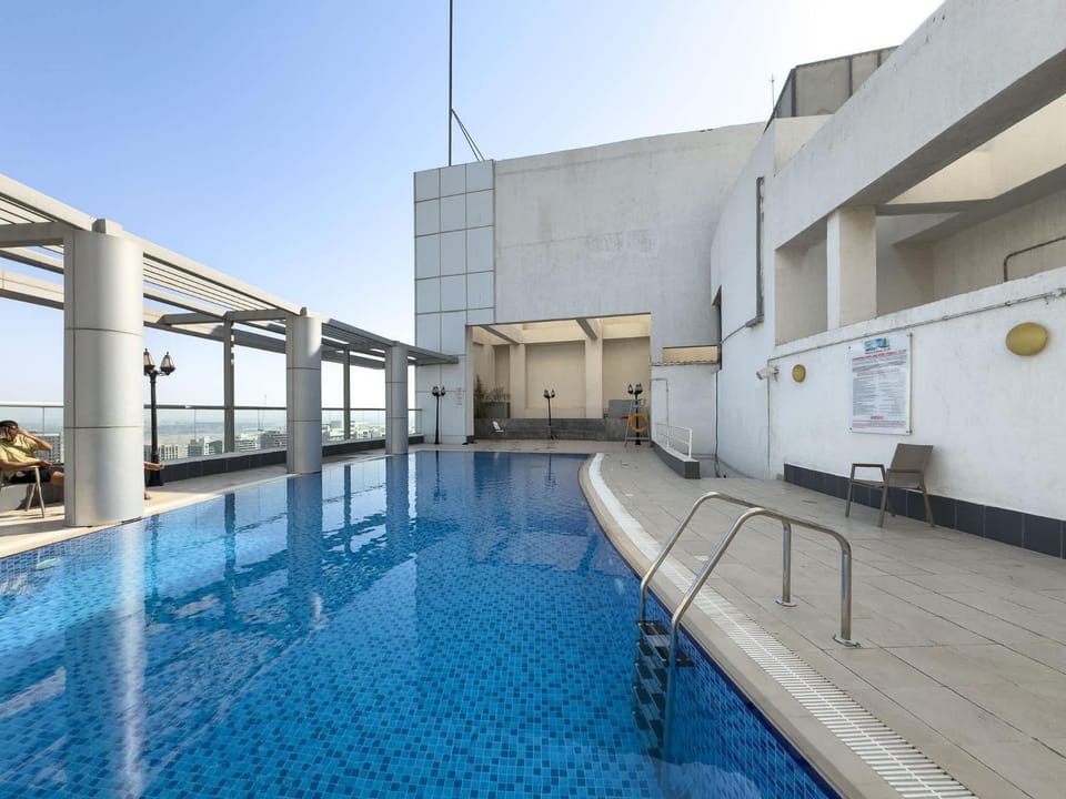 Free housekeeping visits during your stay - StayShort - Sleek Contemporary Studio in Downtown Dubai Walk to Dubai Mall Apartment in Dubai