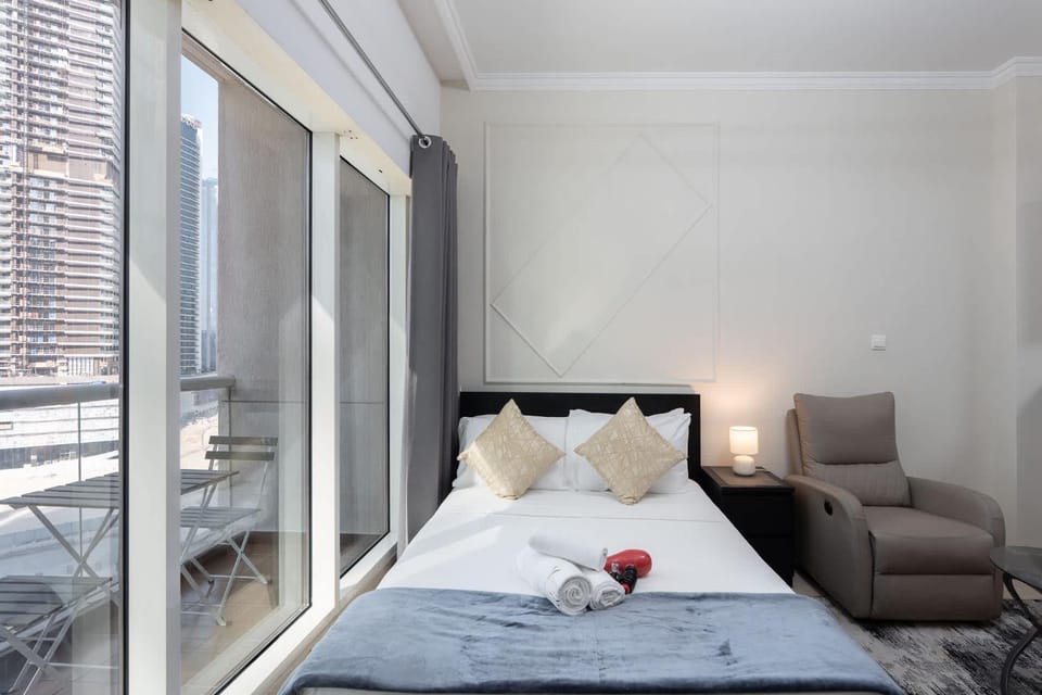 Free housekeeping visits during your stay - StayShort - Sleek Contemporary Studio in Downtown Dubai Walk to Dubai Mall Apartment in Dubai