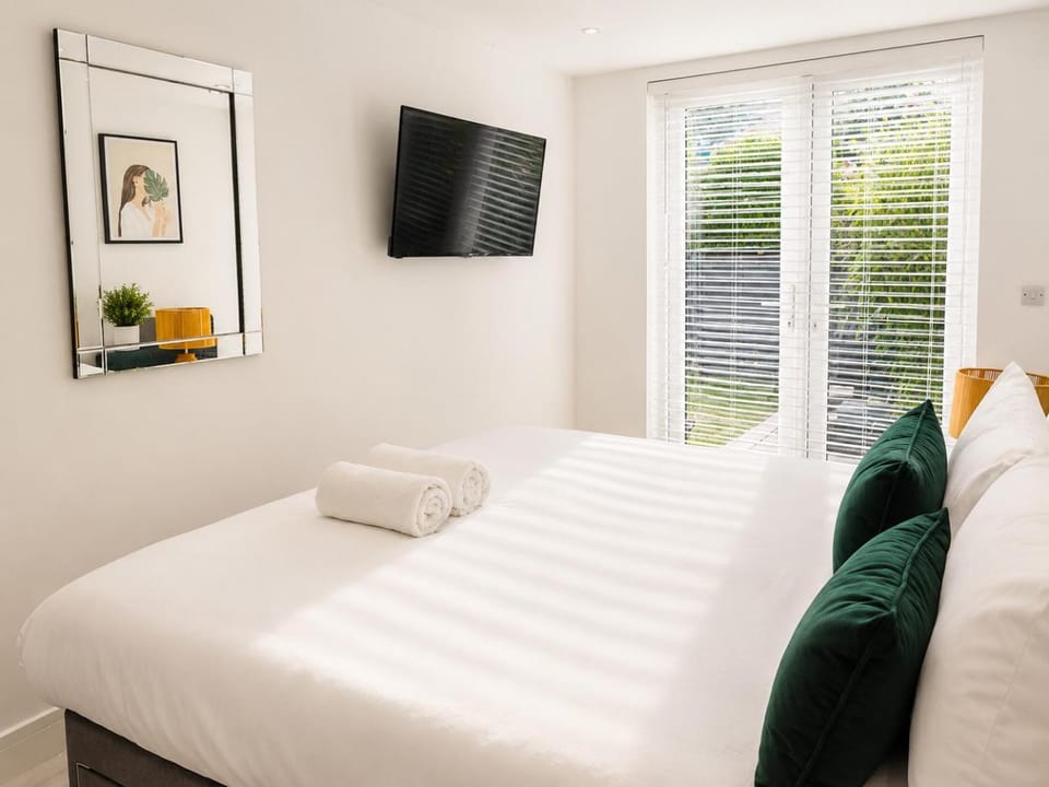 Bed, TV and multimedia, Bedroom