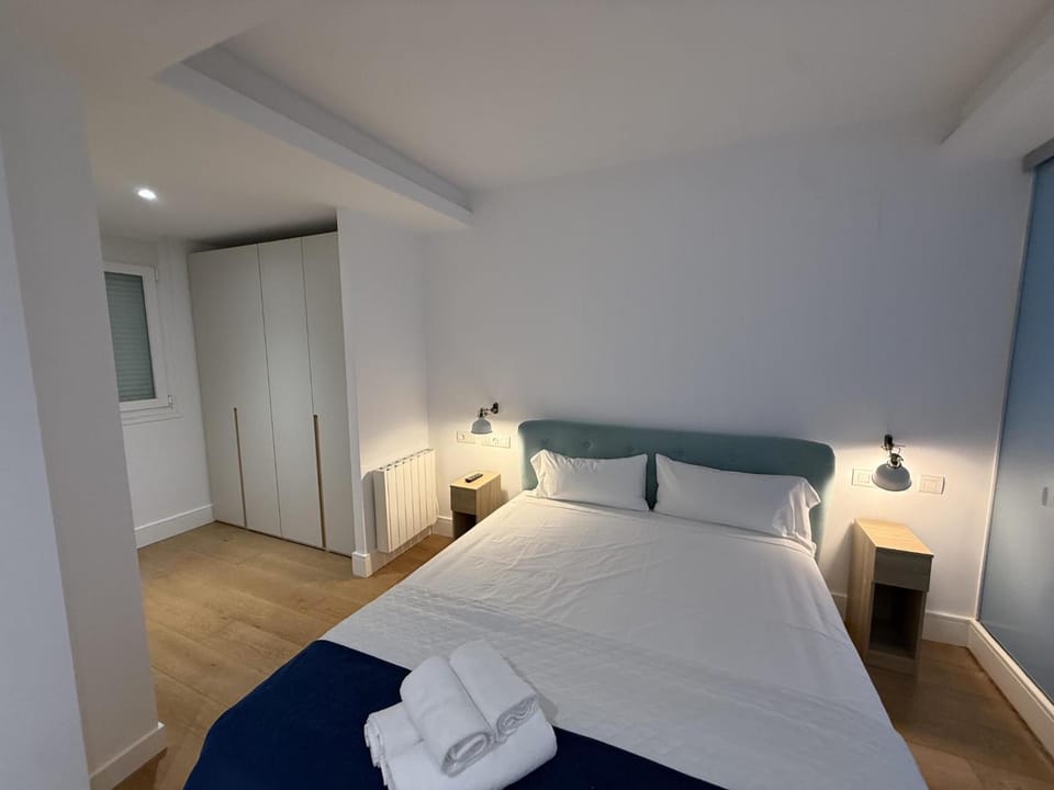 Bed, Photo of the whole room, Bedroom, wardrobe