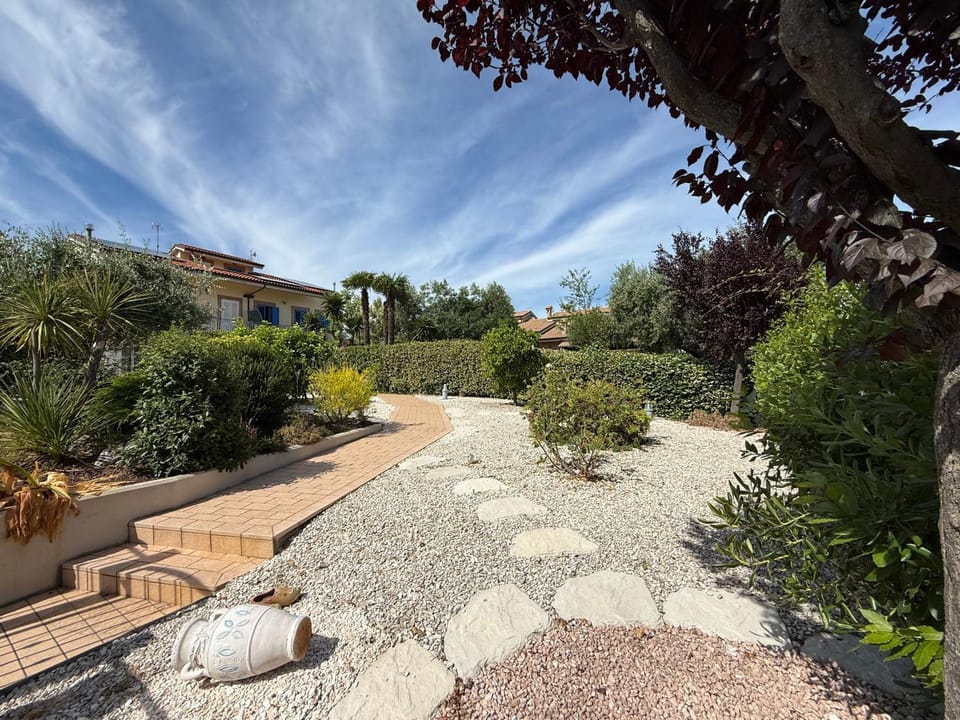 P099- Porto Recanati, elegante porzione di villa con giardino Apartment in Porto Recanati