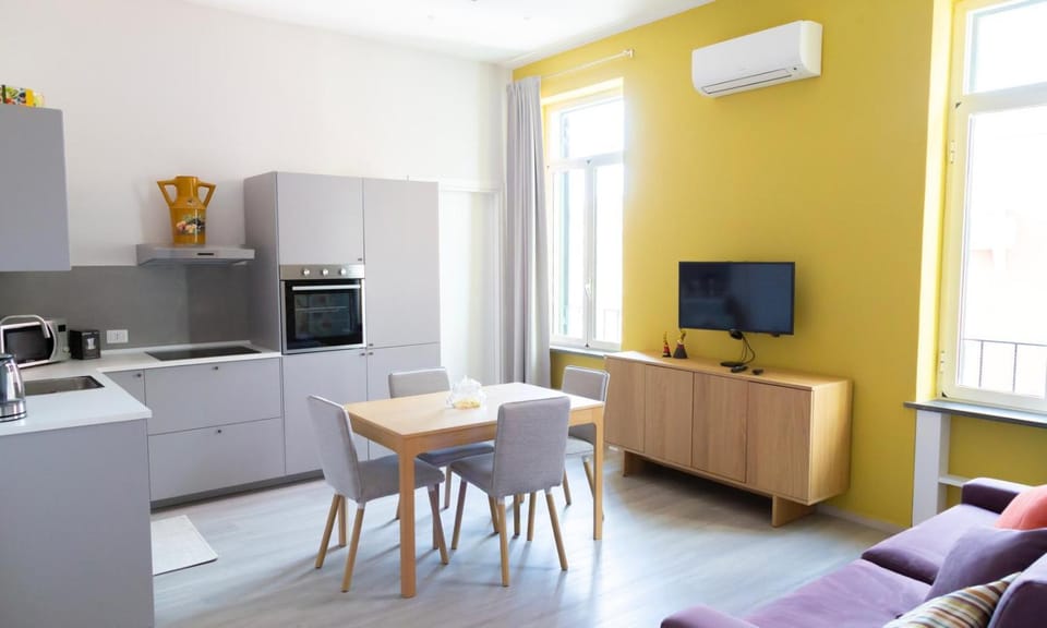 TV and multimedia, Kitchen or kitchenette, oven, kitchen, air conditioner, air conditioner