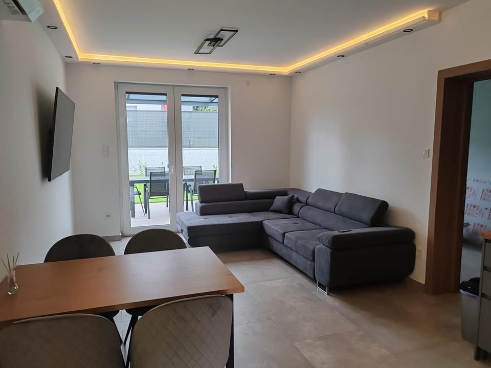Lake Breeze Jacuzzi Apartman House House in Siófok
