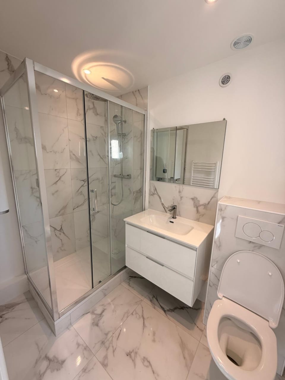 Shower, Toilet, Bathroom, towels