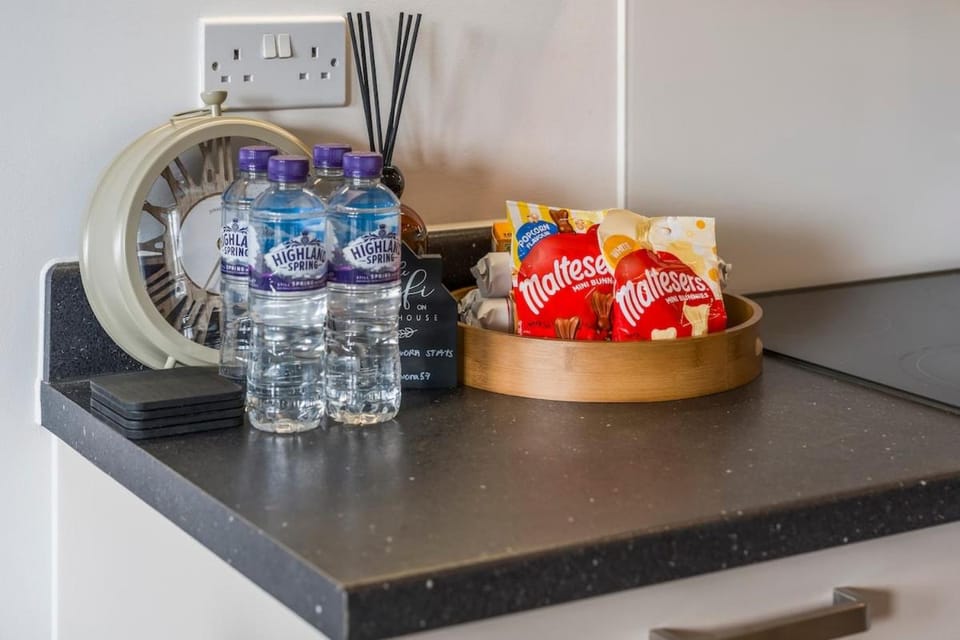 Modern Wembley Stay I 5 Mins to Stadium I Sleeps 6 Apartment in Wembley