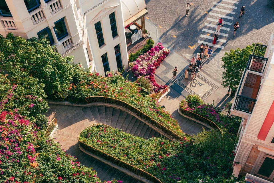 Neighbourhood, Bird's eye view, Street view, Location