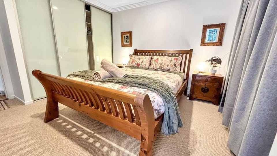 Walk to Harbour Wharf - Luxe Bright 2BR & Parking Apartment in Sydney
