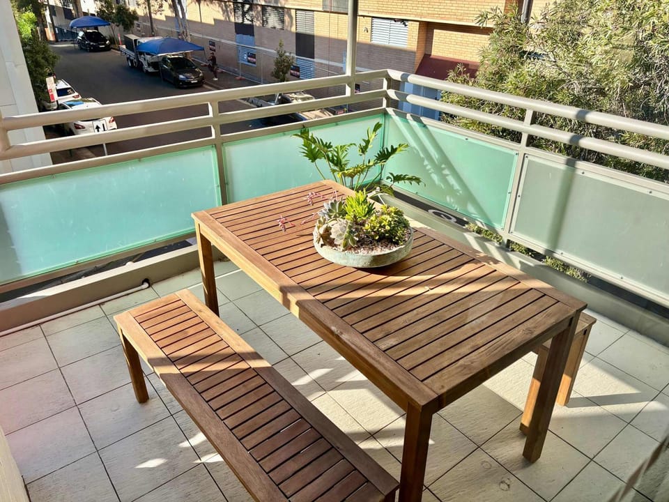 Walk to Harbour Wharf - Luxe Bright 2BR & Parking Apartment in Sydney