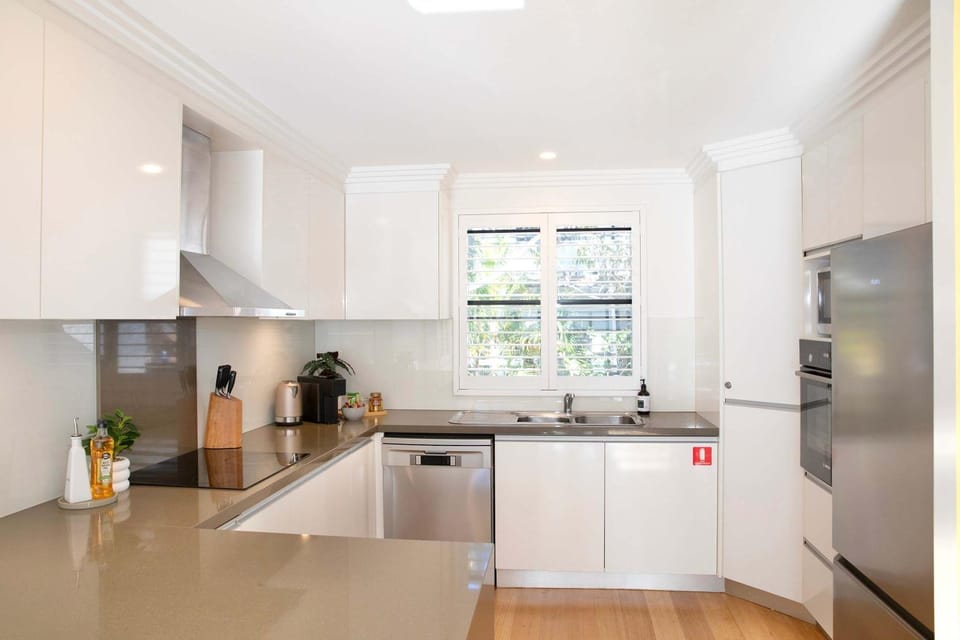 Walk to Harbour Wharf - Luxe Bright 2BR & Parking Apartment in Sydney