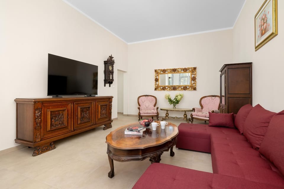 TV and multimedia, Living room, Seating area, Evening entertainment