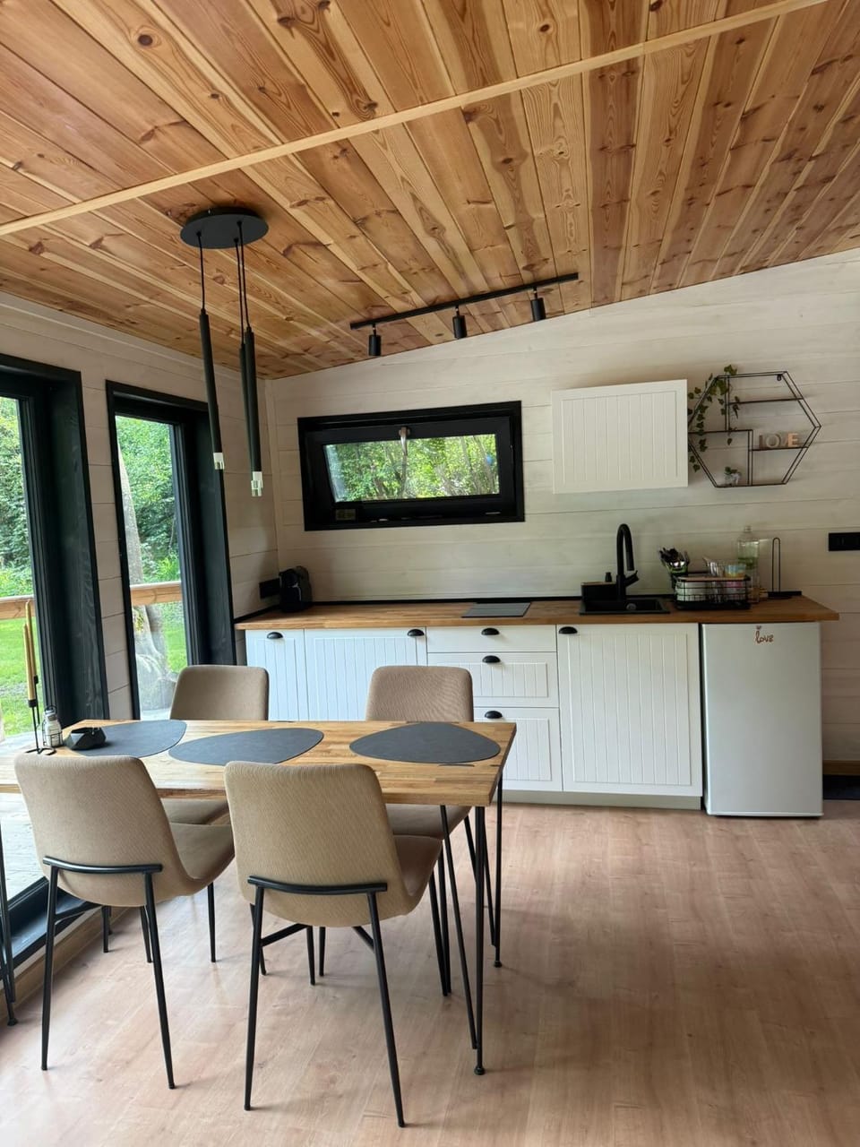 Dining area, kitchen