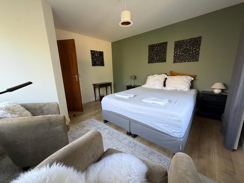Bed, Photo of the whole room, Bedroom