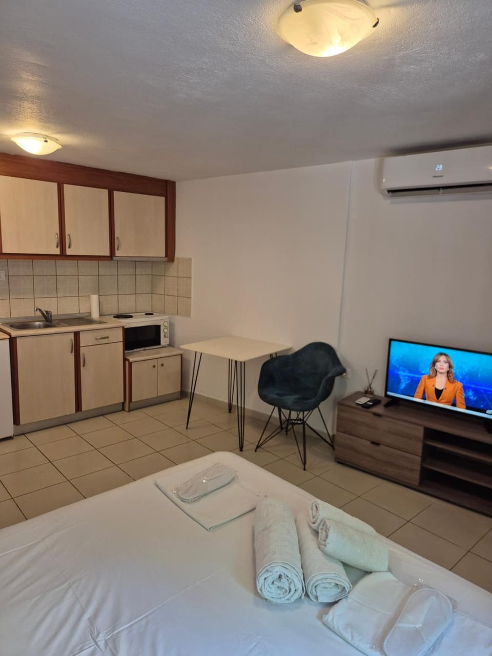 Bed, TV and multimedia, Living room, Photo of the whole room, Dining area, Bedroom, oven, pet friendly, stove, towels, air conditioner