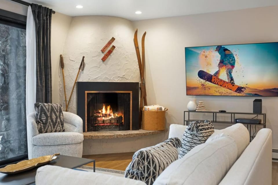 Luxe Lionshead Condo Walk to Gondola Apres House in Vail