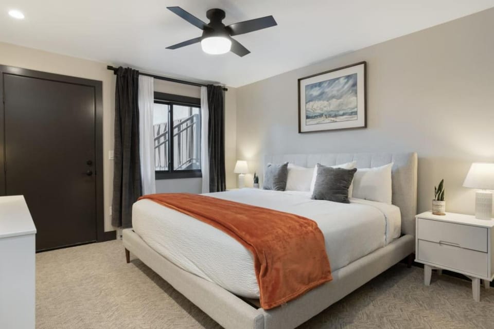 Luxe Lionshead Condo Walk to Gondola Apres House in Vail