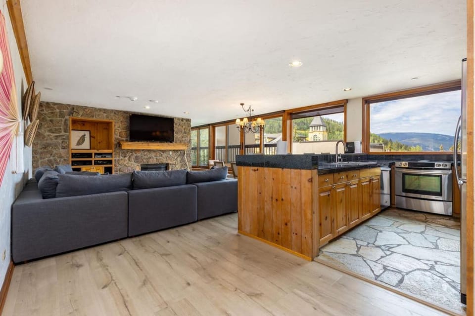 Lionshead Village 3-bd Condo Walk To Vail Gondola House in Vail