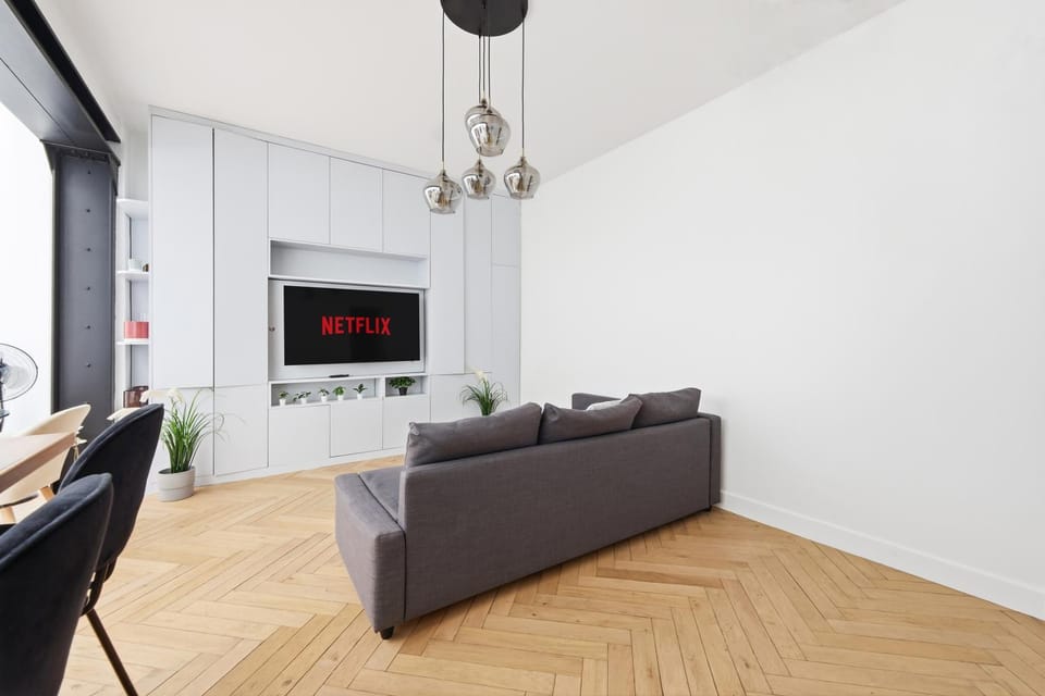 TV and multimedia, Kitchen or kitchenette, Living room, Seating area