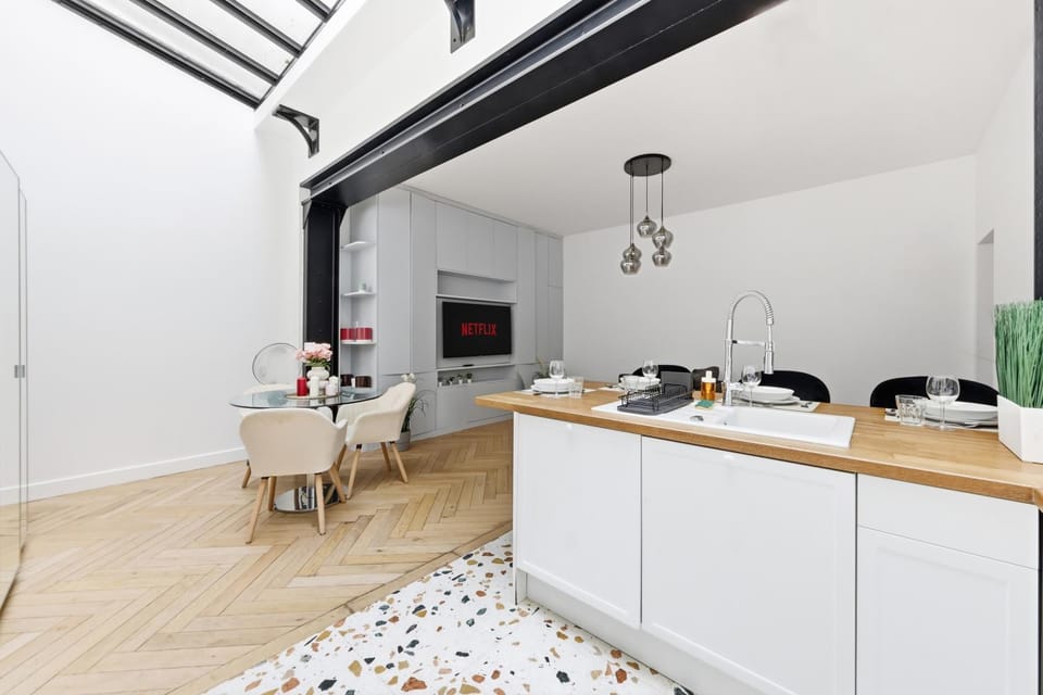 TV and multimedia, Kitchen or kitchenette, Living room, Seating area, Dining area