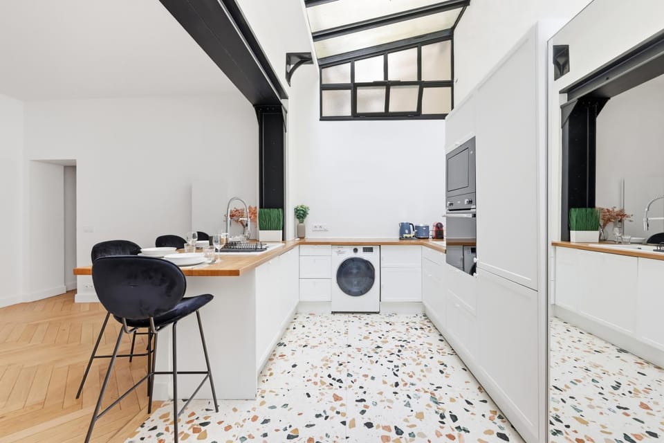 TV and multimedia, Kitchen or kitchenette, Living room, Seating area, Dining area