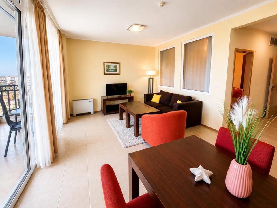 Living room, Photo of the whole room, Seating area, air conditioner