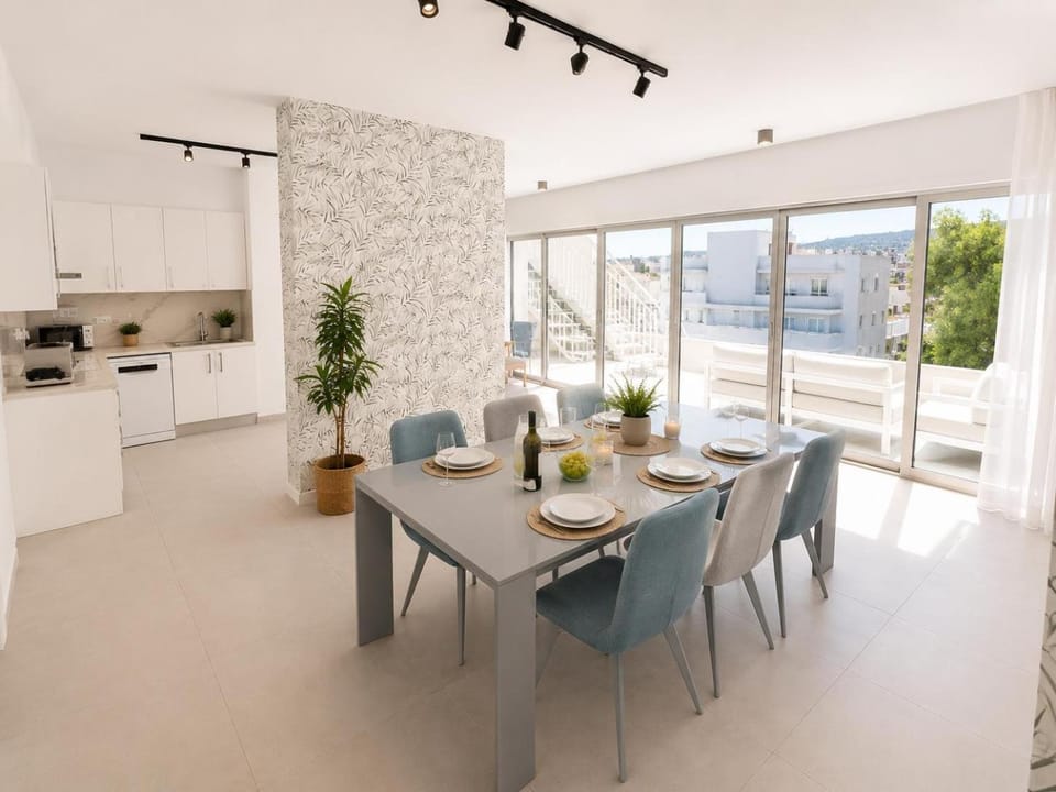 Kitchen or kitchenette, Dining area, stove