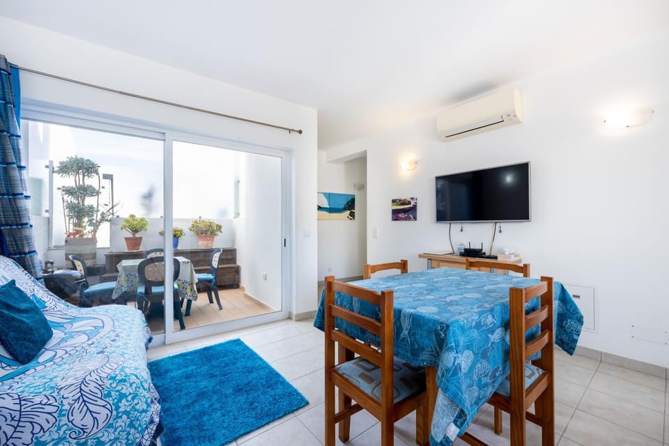 Communal lounge/ TV room, TV and multimedia, Living room, Seating area, Dining area, Evening entertainment