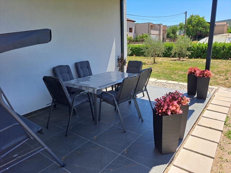 Patio, Garden, Seating area, Dining area, Garden view