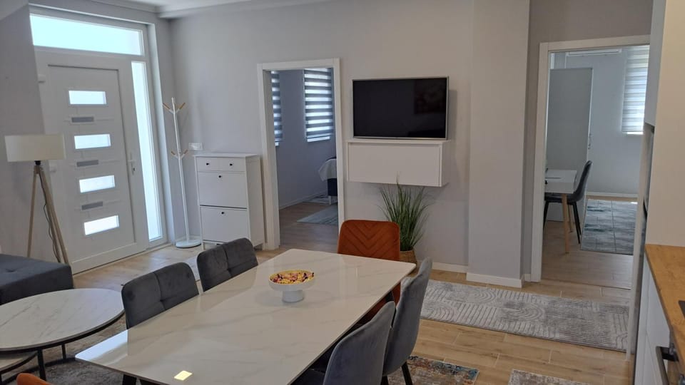 TV and multimedia, Seating area, Dining area
