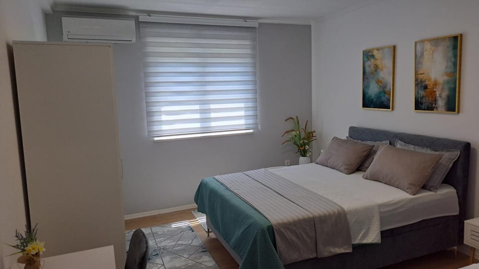 Bed, Bedroom, towels, air conditioner