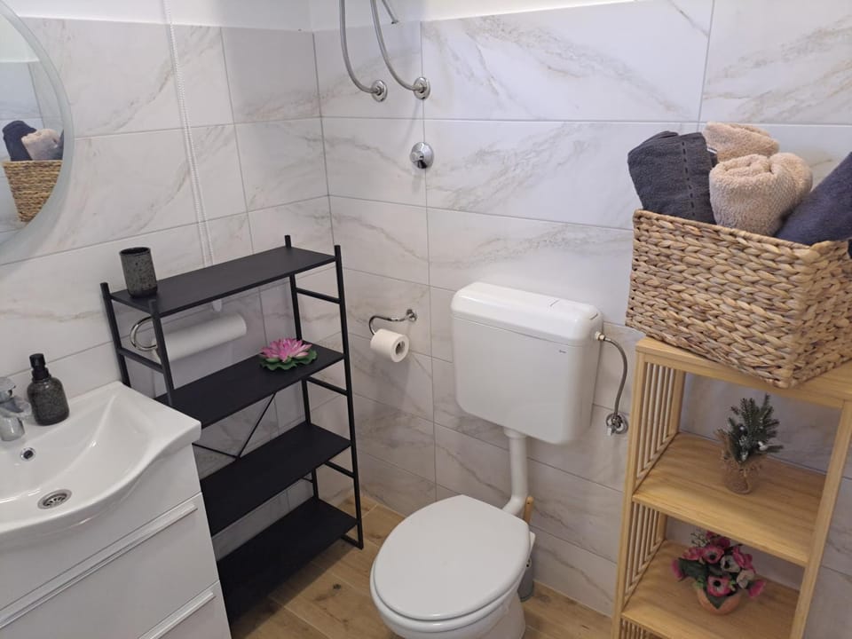 Toilet, Bathroom, towels