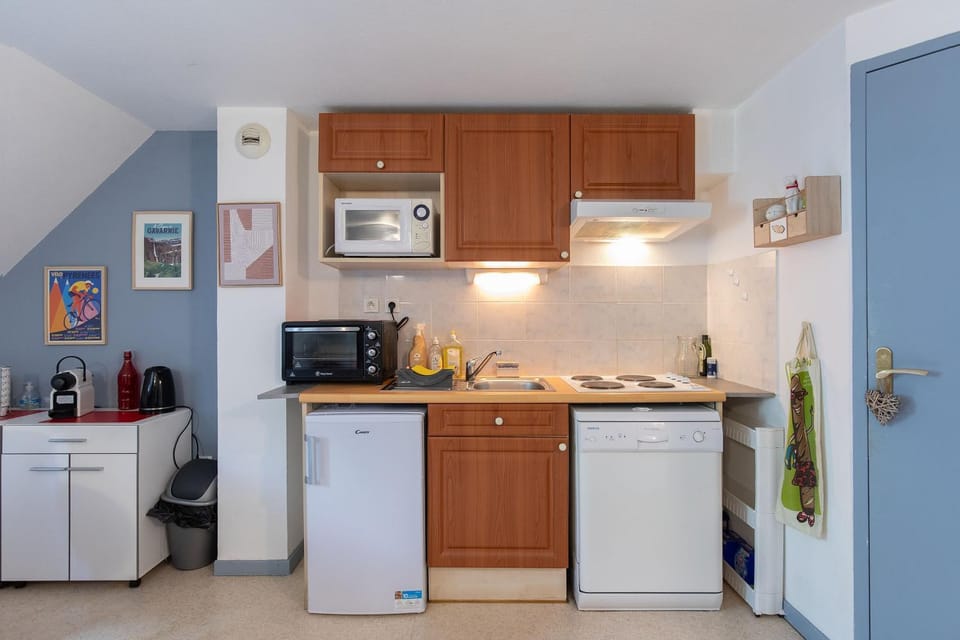 Kitchen or kitchenette