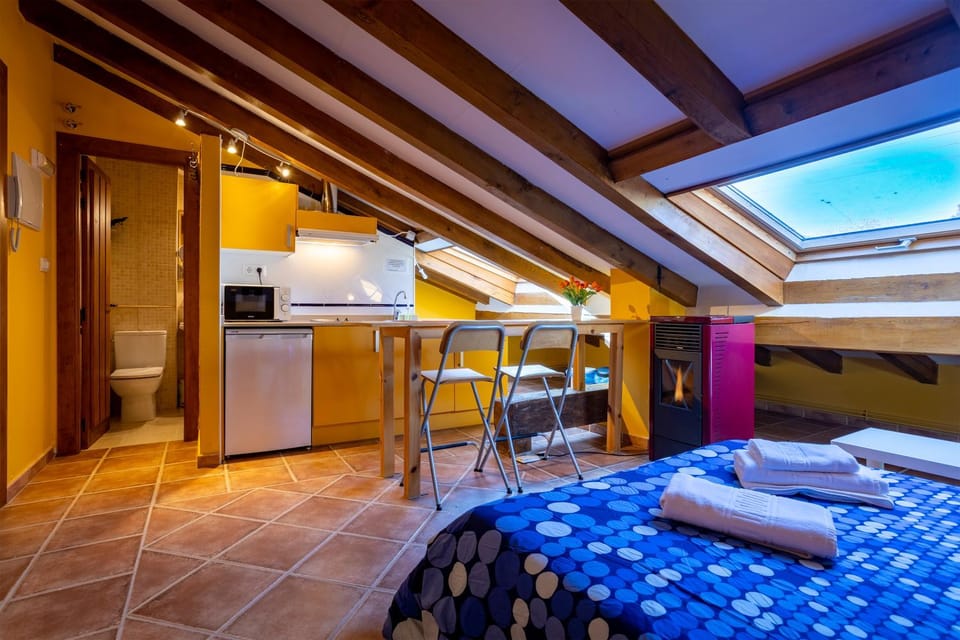 Bed, Bathroom, Kitchen or kitchenette, Photo of the whole room, Dining area, Bedroom, towels