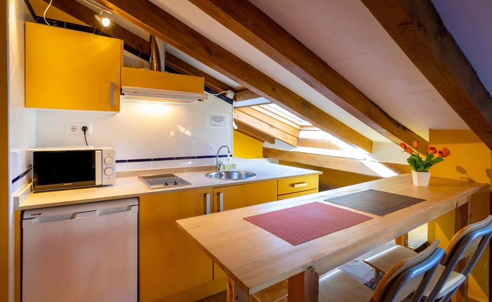 Kitchen or kitchenette, Dining area, dishwasher, microwave, stove