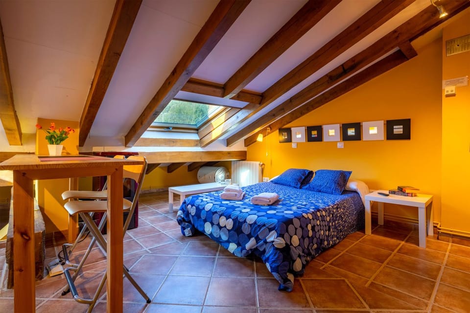 Bed, Photo of the whole room, Dining area, Bedroom