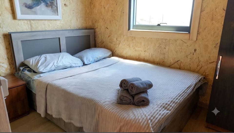 Bed, Bedroom, towels