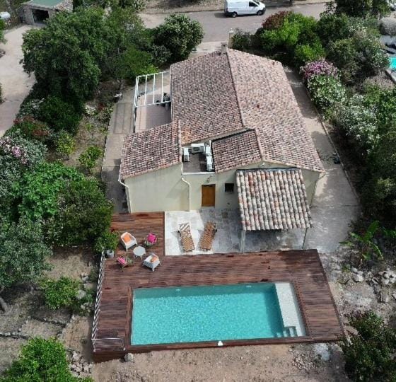 Property building, Patio, Bird's eye view, Garden, Swimming pool, sunbed