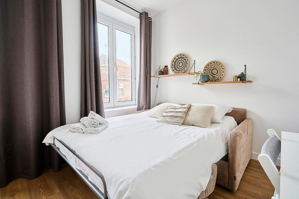 Bed, Photo of the whole room, Bedroom, towels