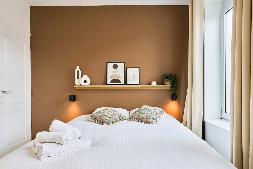 Bed, Photo of the whole room, Bedroom, towels