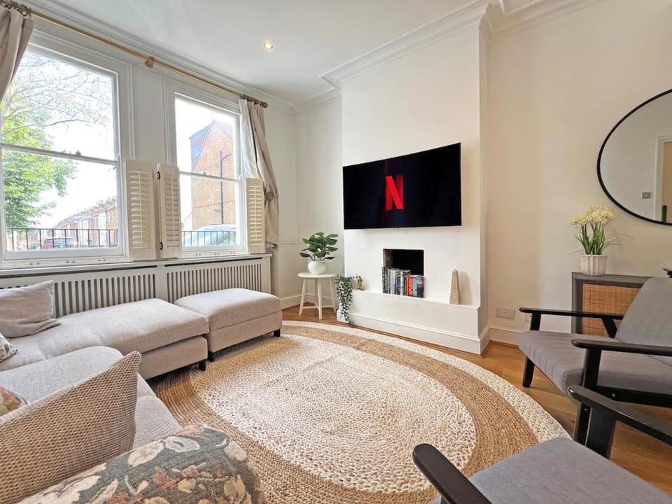 Elegant Windsorian Townhouse in Central Windsor with Garden close to Ascot and Legoland House in Windsor