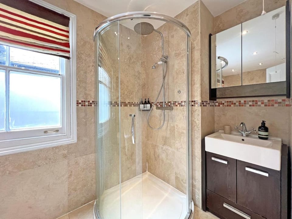 Elegant Windsorian Townhouse in Central Windsor with Garden close to Ascot and Legoland House in Windsor
