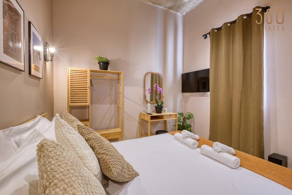 Bed, TV and multimedia, Photo of the whole room, Bedroom, towels, wardrobe